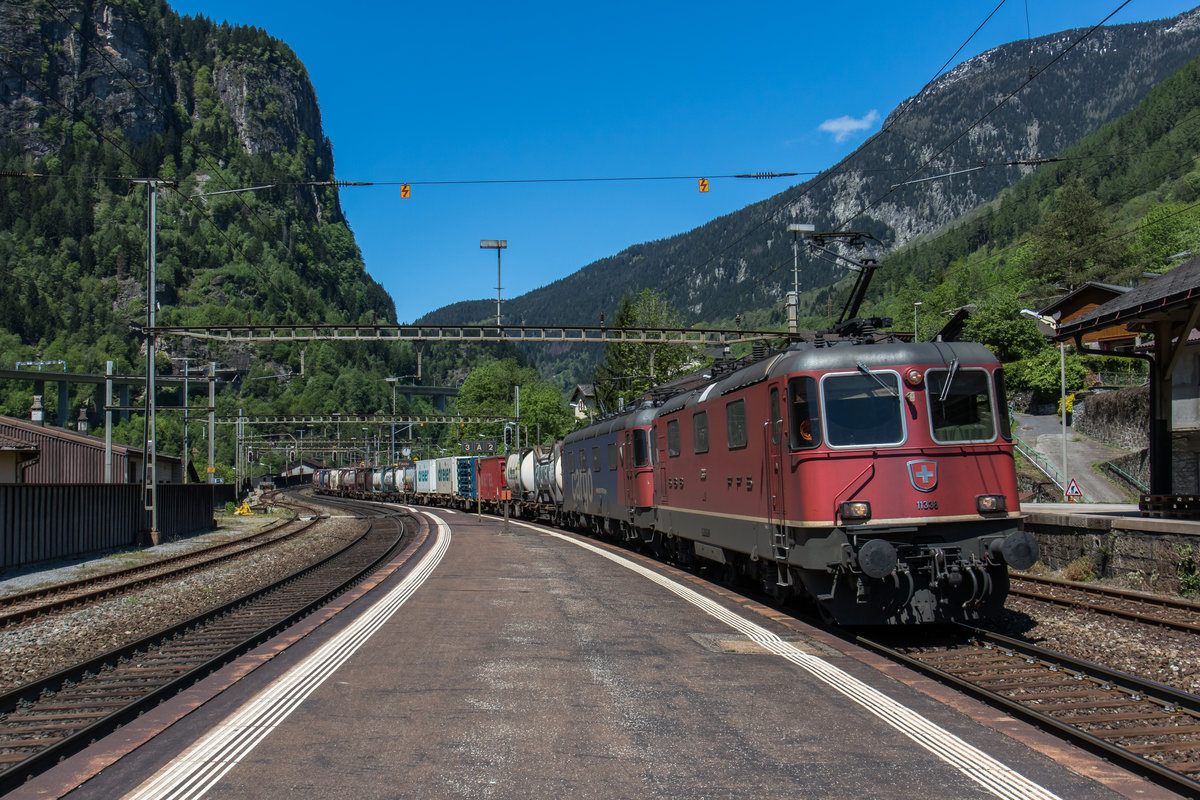 Re 4/4-11338 und Re 620 069 fahren mit einem KLV durch Faido in Richtung Bellinzona, aufgenommen am 24. Mai 2016.