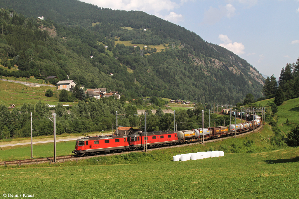 Re 4/4 11340 und eine Re 6/6 mit Güterzug am 02.07.2015 bei Quinto.