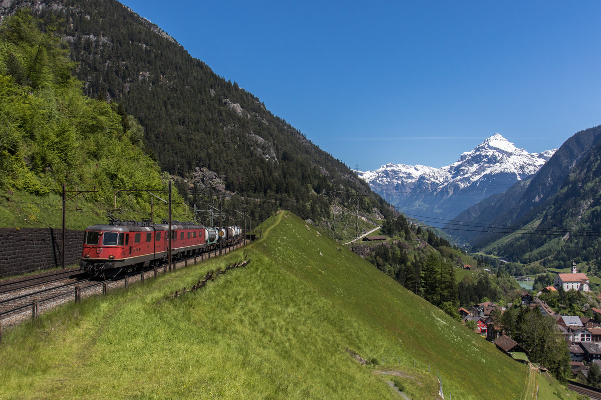 Re 4/4-11341 und Re 6/6-11677 mit einem KLV auf der 3. Ebene bei Wassen, aufgenommen am 25. Mai 2016.