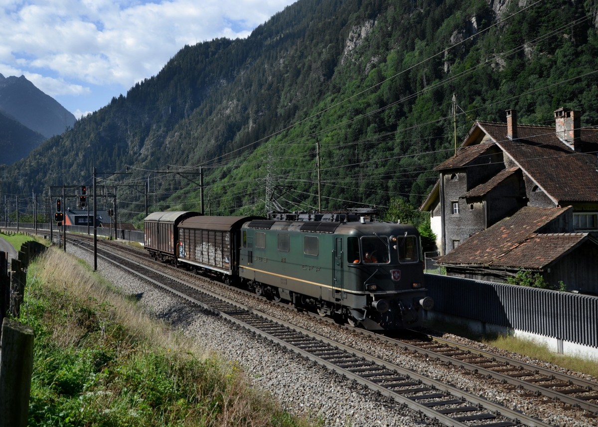Re 4/4 11384 mit zwei Gterwagen am 29.08.2013 bei Amsteg-Silenen.