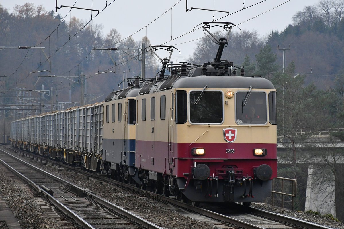 Re 4/4 11393 (421 393-0) und 11387 (421 387-2) mit einem voll beladenen Zuckerrübenzug kurz vor Mellingen-Heitersberg unterwegs von Dottikon nach Islikon, aufgenommen am 24.11.2020.