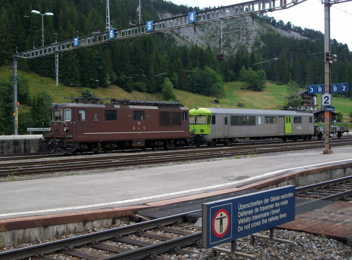 Re 4/4 162 mit einem Steuerwagen der Autoschleuse am 23.7.2015 in Kandersteg.