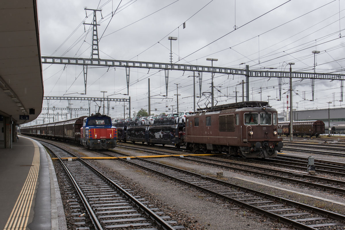 Re 4/4 - 171 fährt am 23. Mai 2016 mit einem Autozug aus dem Bahnhof Buchs SG aus.