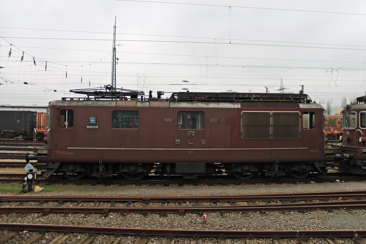 Re 4/4 172 (425 172-4)  Eggerberg , welche am 27.11.2016 zusammen mit zwei weiteren Schwestermaschienen abgestellt im Badischen Bahnhof von Basel stand und auf ihren nächsten Einsatz wartete.