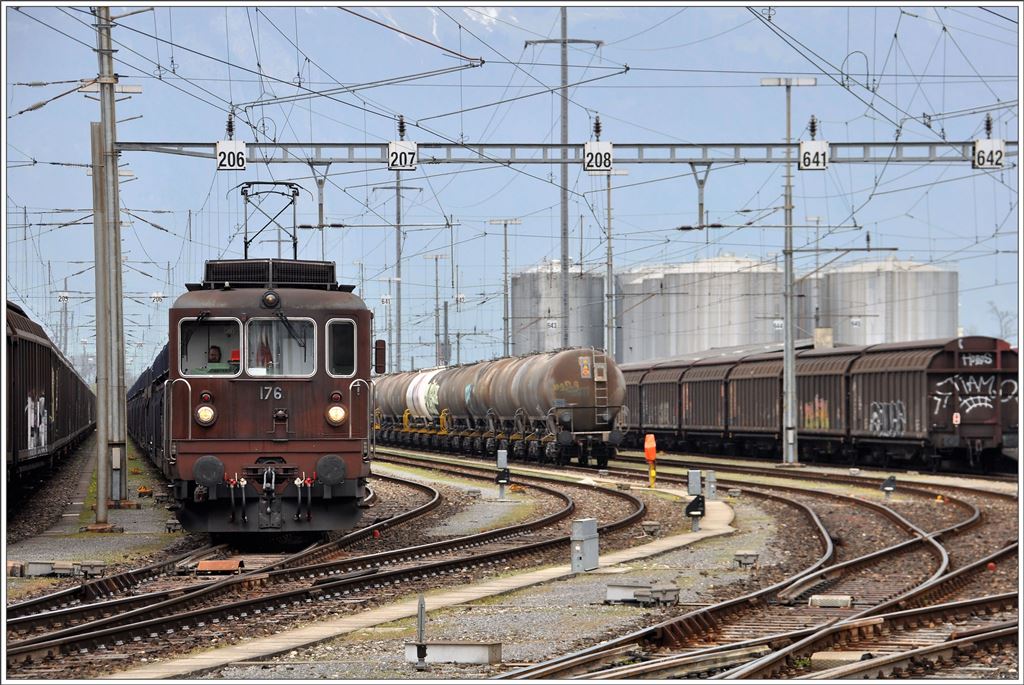 Re 4/4 176 BLS in Buchs SG. (05.04.2016)