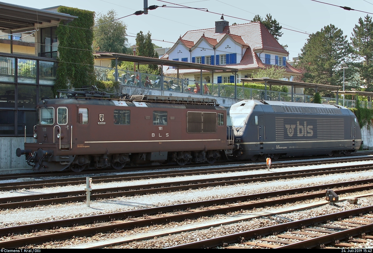 Re 4/4 181 (425 181-5)  Interlaken  und Re 465 015-6  La Vue-des-Alpes  der BLS Cargo AG (BLSC) sind im Bahnhof Spiez (CH) abgestellt.
Aufgenommen im Gegenlicht von Bahnsteig 4/5.
Vielen Dank an Olli für die umfassende Überarbeitung.
[24.7.2019 | 15:42 Uhr]