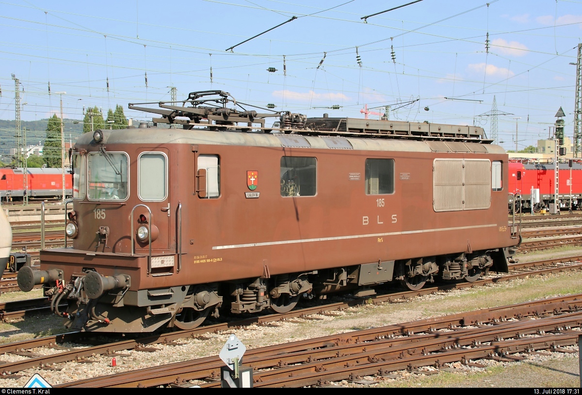 Re 4/4 185 (425 185-6)  Lalden  der BLS Cargo AG ist im Bahnhof Basel Bad Bf (CH) abgestellt.
Aufgenommen vom öffentlich zugänglichen Parkplatz neben der Schwarzwaldallee.
[13.7.2018 | 17:31 Uhr]