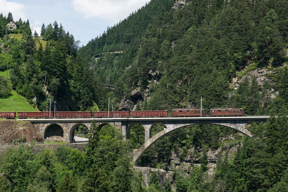 Re 4/4 185 und Re 4/4 188 überqueren am 29.06.2015 die Mittlere Meienreussbrücke bei Wassen.