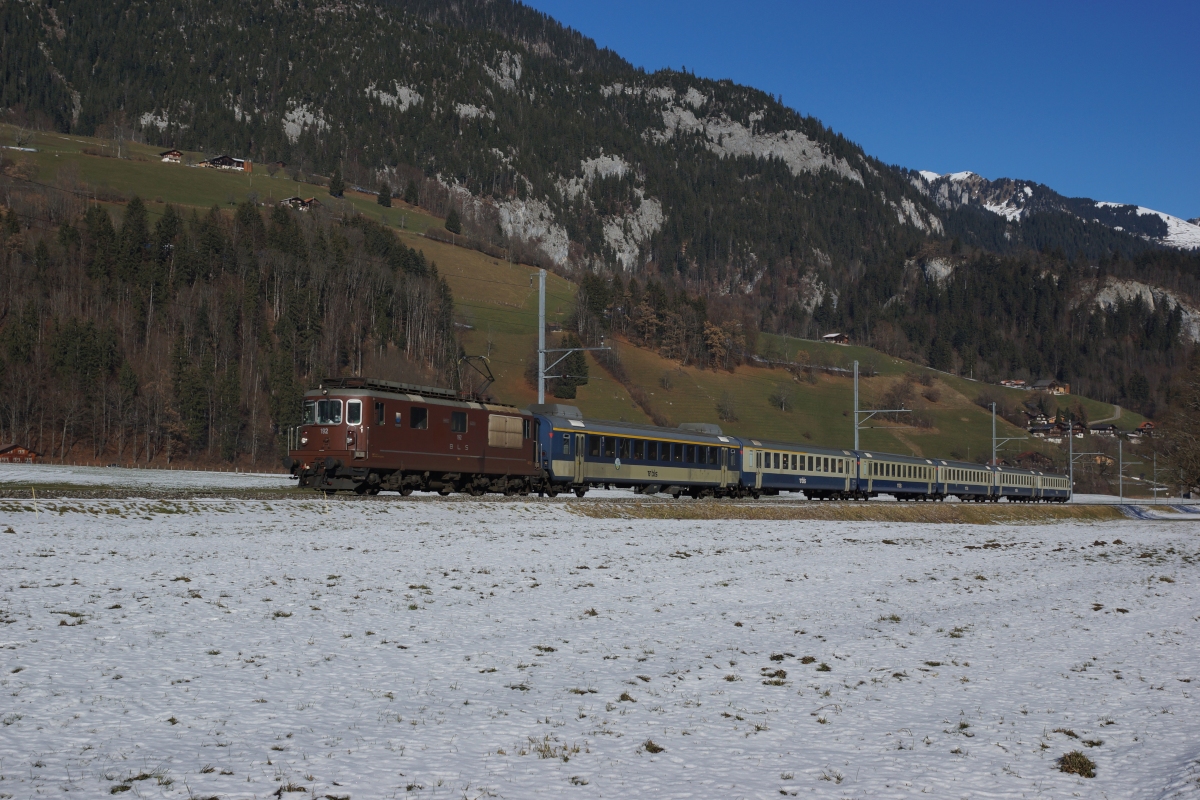 Re 4/4 192 befindet sich am 08.12.2013 mit dem RE 3119 kurz nach Boltigen.