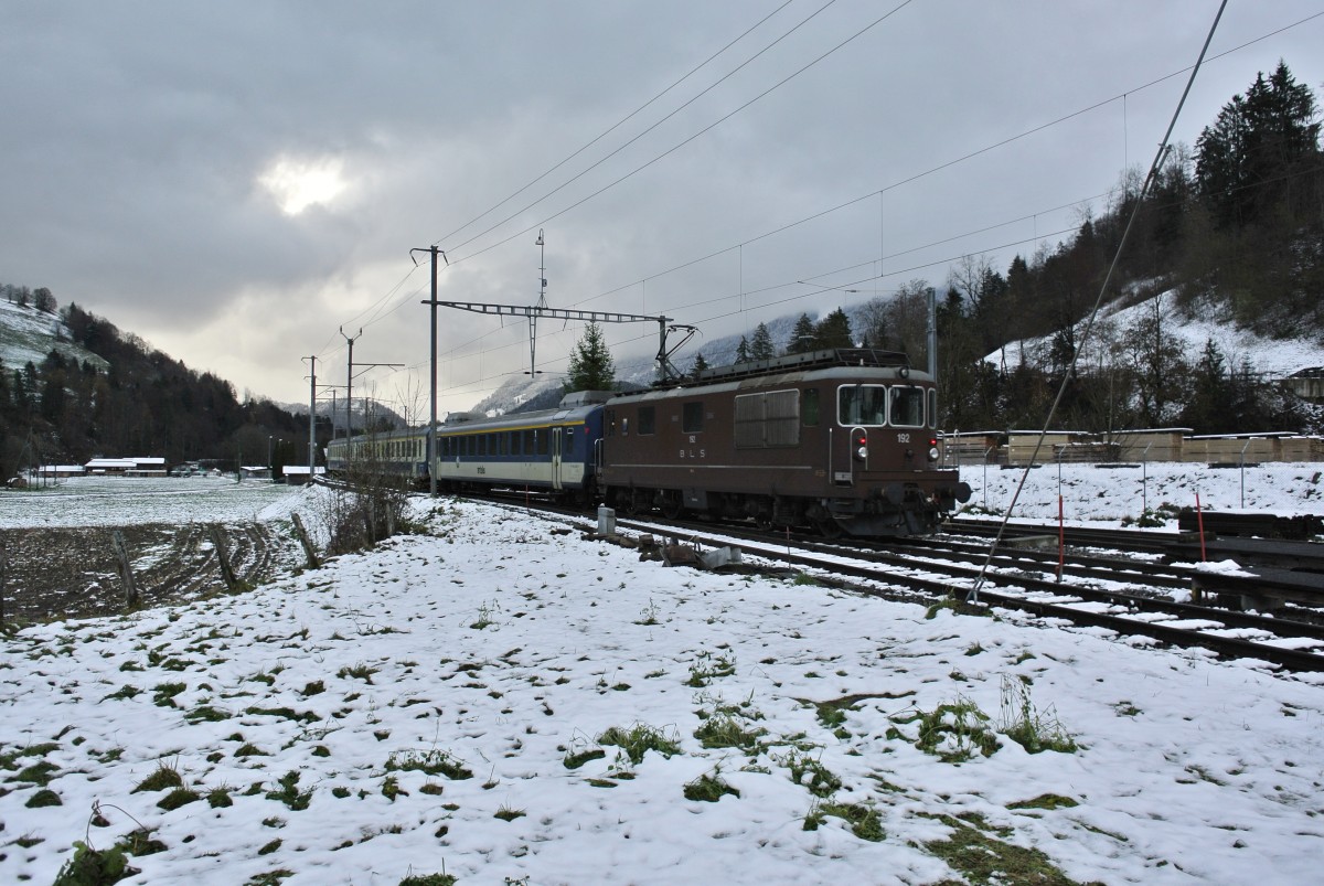 Re 4/4 192 schiebt den RE 3114 aus Erlenbach in Richtung Spiez. Auch dieser Pendel wird per Fahrplanwechsel ersetzt. Vor der Lok befindet sich der ehemalige Slaon Bleu 1. Kl. Wagen, 24.11.2013.