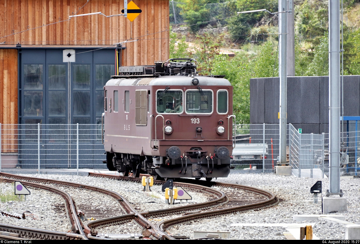 Re 4/4 193 (425 193-0)  Steg  ist im Bahnhof Brig (CH) auf Gleis 954 abgestellt.
Aufgenommen von Bahnsteig 6/7.

🧰 BLS Cargo AG (BLSC)
🕓 4.8.2020 | 15:27 Uhr