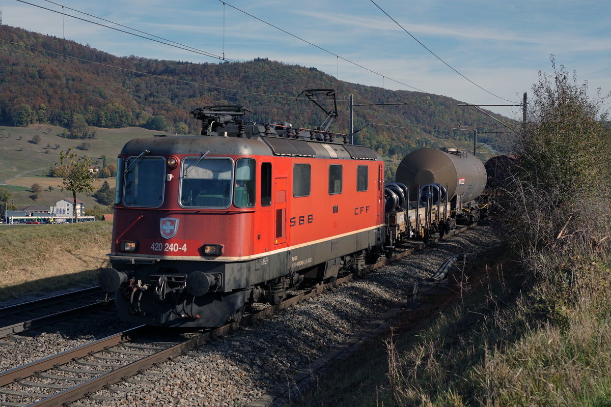 Re 4/4 420 240-4 vor einem langen Güterzug bei Frick unterwegs am 25. Oktober 2018. Trotz der vielen Verschrottungen sind noch viele der sehr schönen Lokomotiven im Einsatz fotografierbar. Geniessen wir sie noch, die schönen Momente, so lange es noch möglich ist.
Foto: Walter Ruetsch