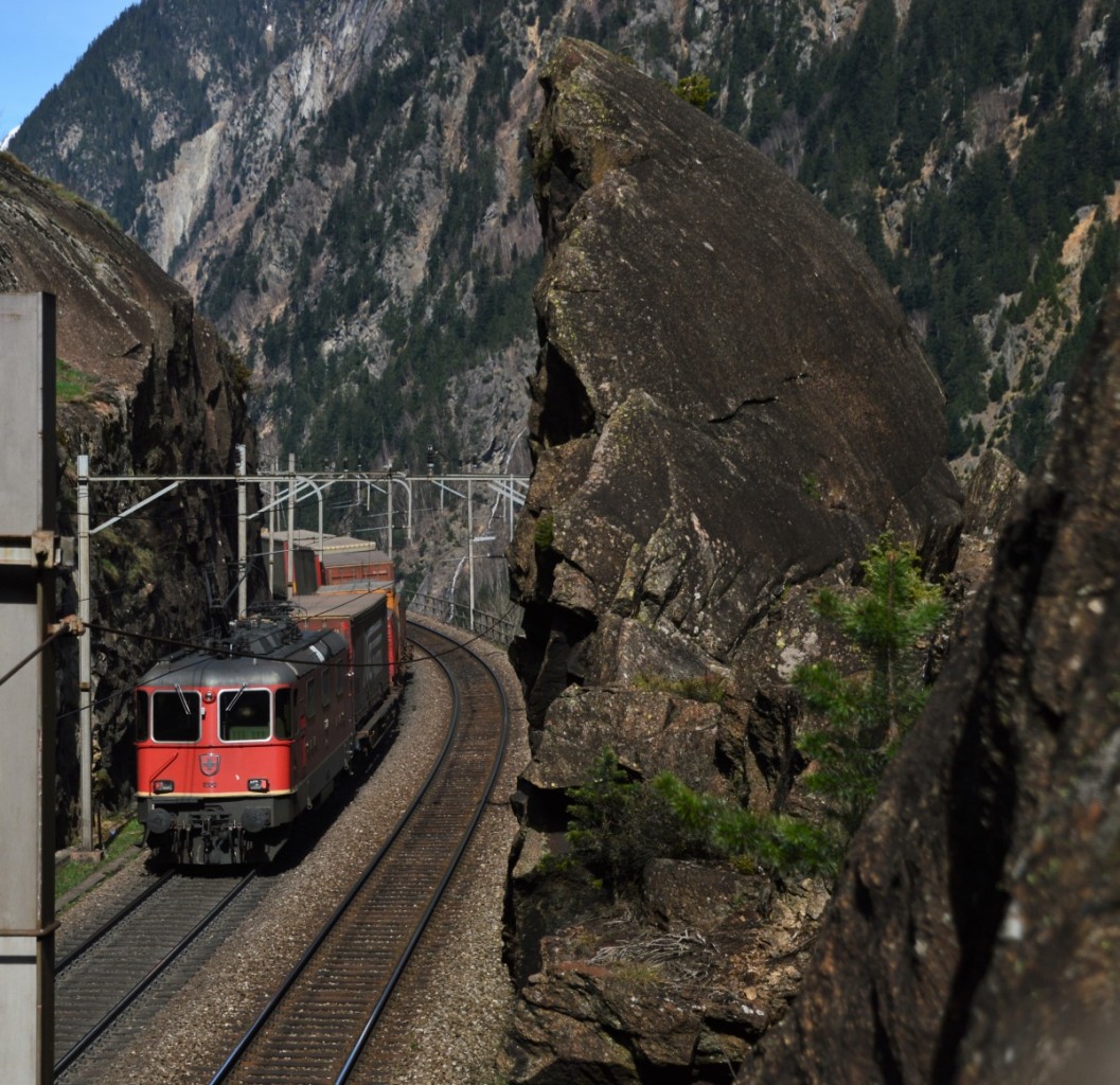 Re 4/4 als Schublok bei Wassen
15. April 2015