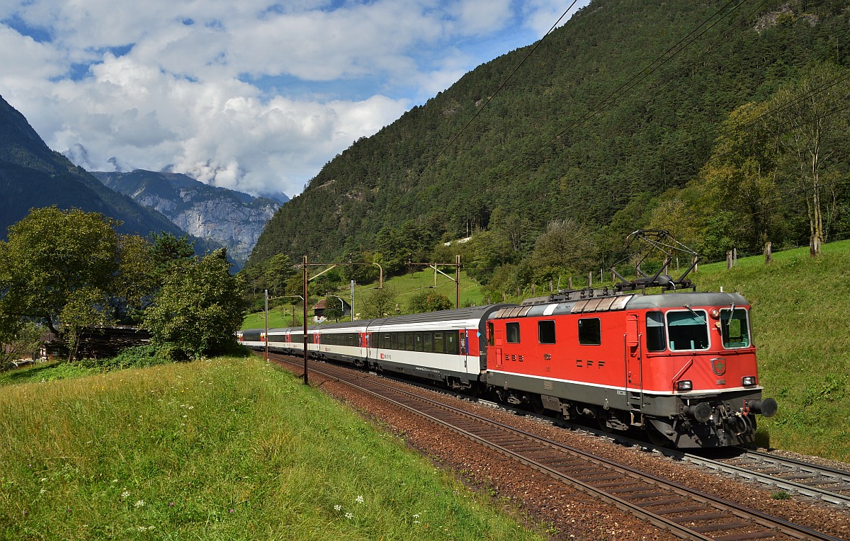 Re 4/4 bei Silenen Richtung Süden.
15. September 2014