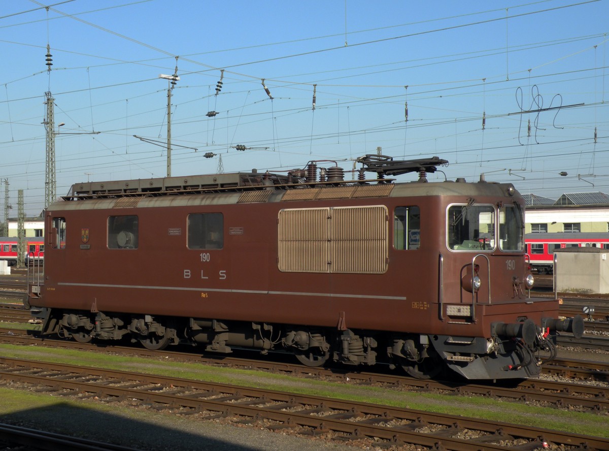Re 4/4 der BLS mit der Betriebsnummer 190 am Badischen Bahnhof in Basel. Die Aufnahme stammt vom 14.12.2013.