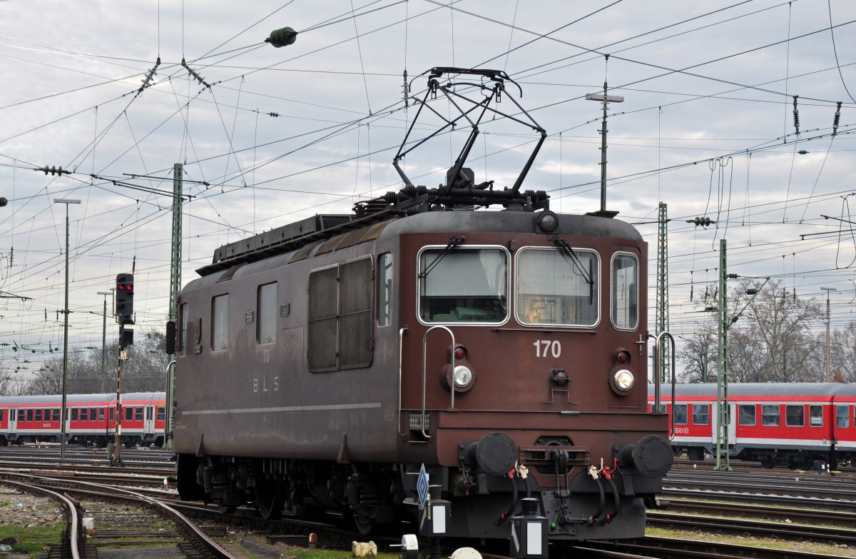 Re 4/4 der BLS mit der Betriebsnummer 170 am Badischen Bahnhof in Basel. Die Aufnahme stammt vom 18.12.2013.