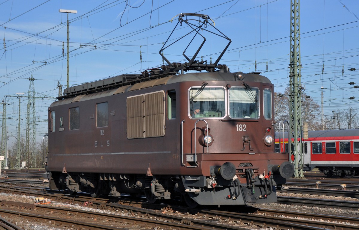 Re 4/4 der BLS mit der Betriebsnummer 182 am Badischen Bahnhof in Basel. Die Aufnahme stammt vom 17.12.2013.