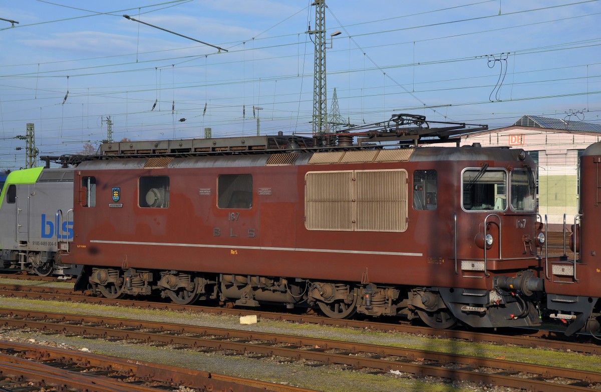 Re 4/4 der BLS mit der Betriebsnummer 167 am Badischen Bahnhof in Basel. Die Aufnahme stammt vom 21.12.2013.