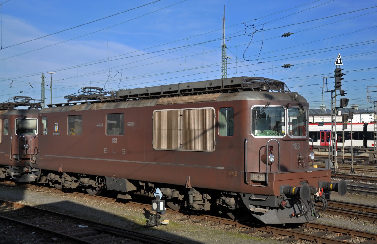 Re 4/4 der BLS mit der Betriebsnummer 183 am Badischen Bahnhof in Basel. Die Aufnahme stammt vom 17.12.2013.