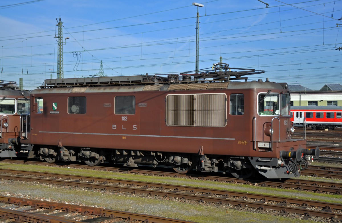 Re 4/4 der BLS mit der Betriebsnummer 182 am Badischen Bahnhof in Basel. Die Aufnahme stammt vom 17.12.2013.