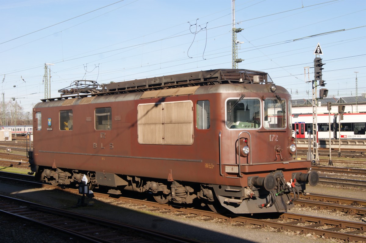 Re 4/4 der BLS mit der Betriebsnummer 172 am Badischen Bahnhof in Basel. Die Aufnahme stammt vom 31.12.2013.