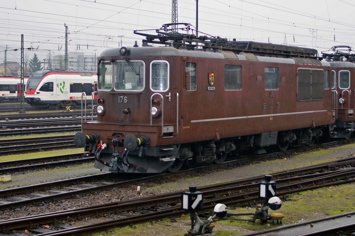Re 4/4 der BLS mit der Betriebsnummer 176 an einem Regentag am Badischen Bahnhof in Basel. Die Aufnahme stammt vom 04.01.2014.