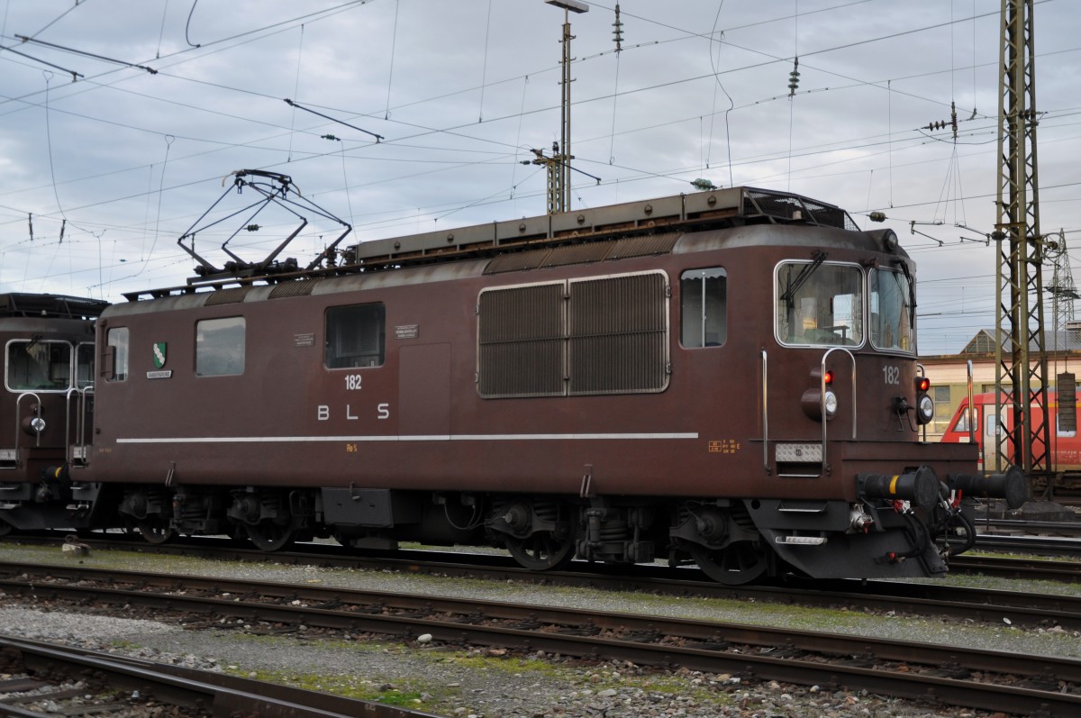 Re 4/4 der BLS mit der Betriebsnummer 182 am Badischen Bahnhof in Basel. Die Aufnahme stammt vom 06.01.2014.