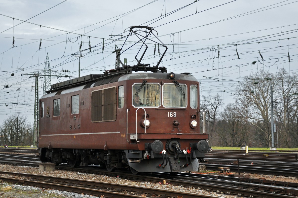 Re 4/4 der BLS mit der Betriebsnummer 168 am Badischen Bahnhof in Basel. Die Aufnahme stammt vom 11.01.2014.