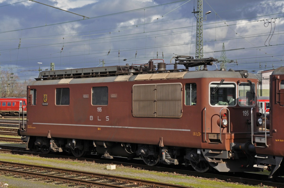Re 4/4 der BLS mit der Betriebsnummer 195 am Badischen Bahnhof in Basel. Die Aufnahme stammt vom 27.01.2014.