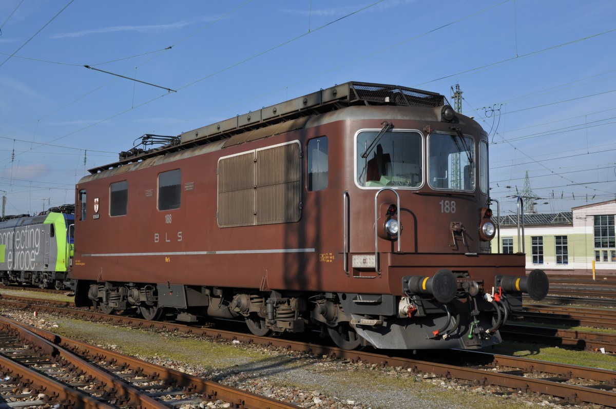 Re 4/4 der BLS mit der Betriebsnummer 188 am Badischen Bahnhof in Basel. Die Aufnahme stammt vom 03.02.2014.