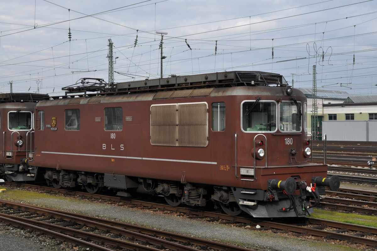Re 4/4 der BLS mit der Betriebsnummer 180 am Badischen Bahnhof in Basel. Die Aufnahme stammt vom 04.02.2014.