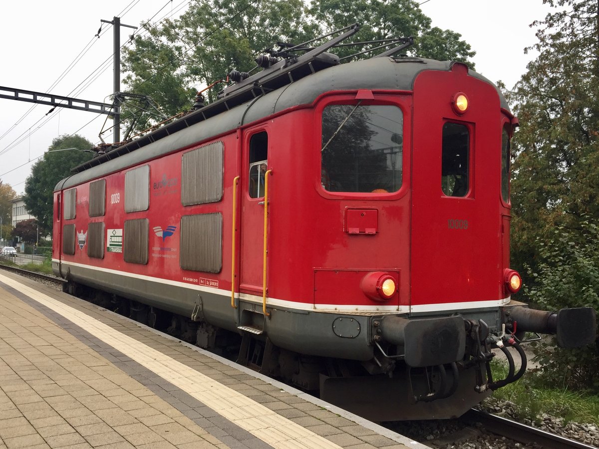 Re 4/4 I 10009  am 16.10.16 vor einem Roten Signal in Grenchen Süd.