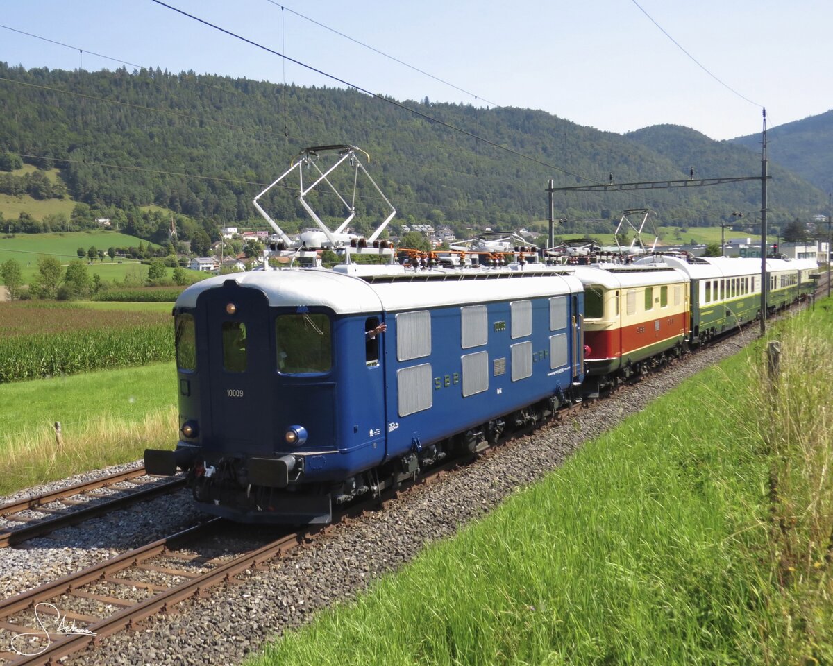 Re 4/4 I 10009 der CLRA (Classic Rail AG) und Re 4/4 I 10034 der TEECL (TEE-Classics) am EXT 31035 (Winterthur – Le Locle) zwischen Sonceboz-Sombeval und Corgémont - 09.08.2025