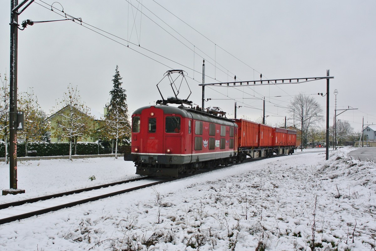 Re 4/4 I 10009 mit zwei Gterwagen Oensingen-Klus bei Ausfahrt in Oensingen, 22.11.2013.