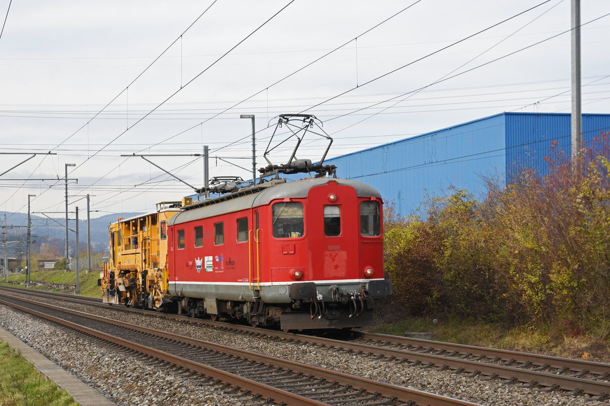 Re 4/4 I 10009 schleppt die XTmas 80 85 9 81 904-2 Richtung Bahnhof Itingen. Die Aufnahme stammt vom 24.11.2019.