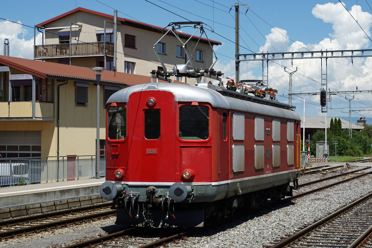 Re 4/4 I 10016 mit einer Sonderleistung in Kerzers am 1. Juli 2020.
Überführt wurde ein Bauzug der Firma GREUTER AG bestehend aus der zweiachsigen Henschel-Diesellok Tm 2/2 237 966-7 mit Xs-Wagen sowie dem swiss rail trafic Tm 232 223-8.
Foto: Walter Ruetsch 