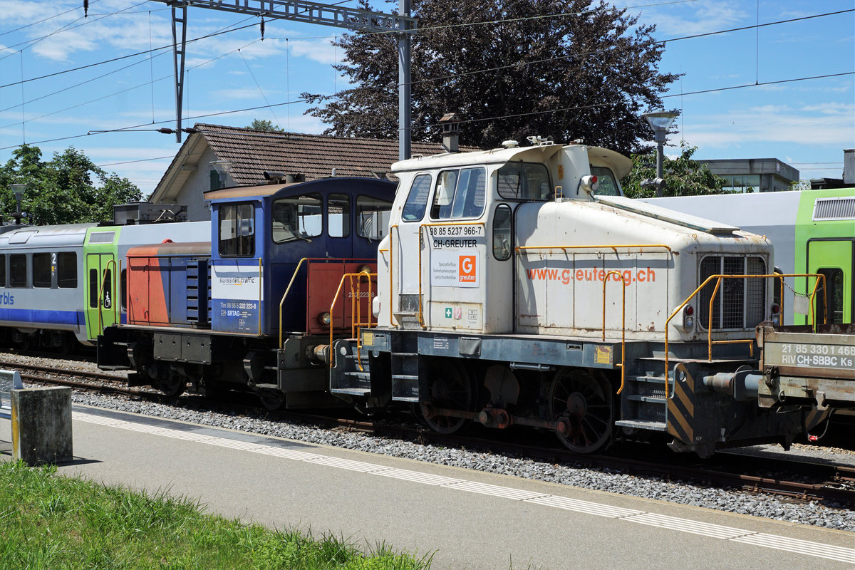 Re 4/4 I 10016 mit einer Sonderleistung in Kerzers am 1. Juli 2020.
Überführt wurde ein Bauzug der Firma GREUTER AG bestehend aus der zweiachsigen Henschel-Diesellok Tm 2/2 237 966-7 mit Xs-Wagen sowie dem swiss rail trafic Tm 232 223-8.
Foto: Walter Ruetsch 