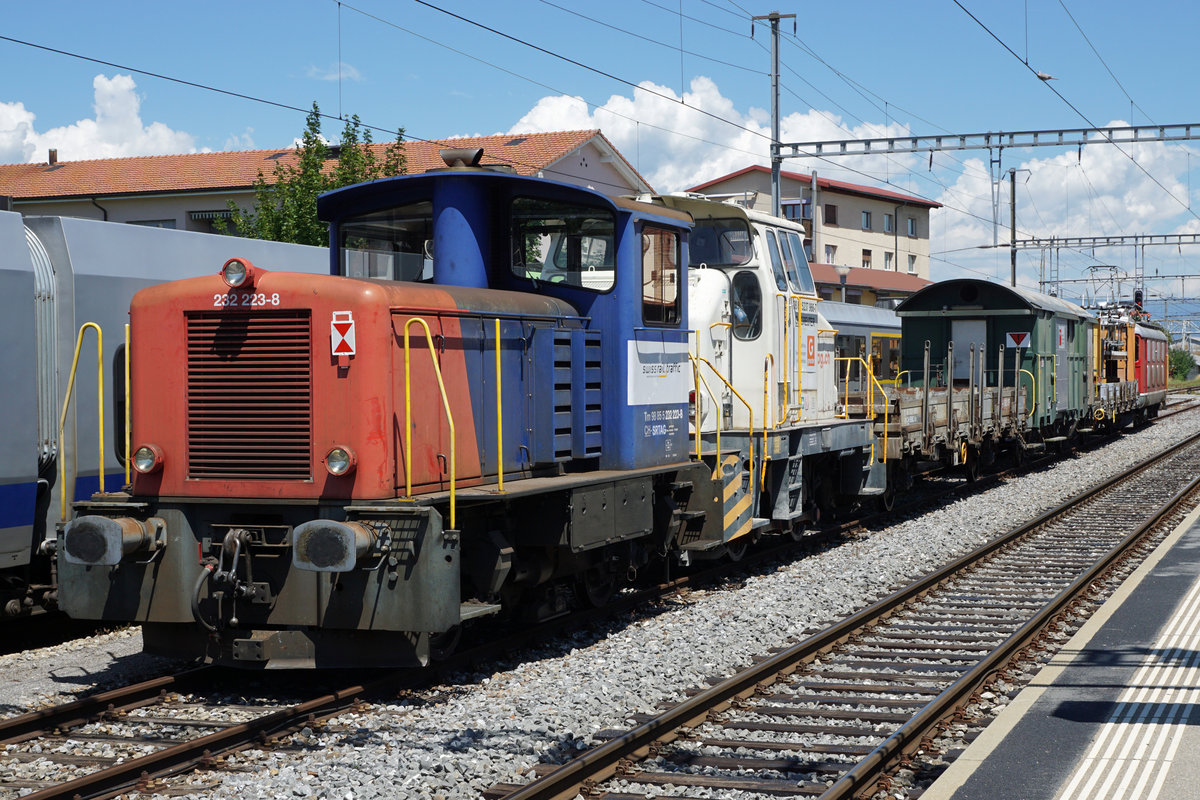 Re 4/4 I 10016 mit einer Sonderleistung in Kerzers am 1. Juli 2020.
Überführt wurde ein Bauzug der Firma GREUTER AG bestehend aus der zweiachsigen Henschel-Diesellok Tm 2/2 237 966-7 mit Xs-Wagen sowie dem swiss rail trafic Tm 232 223-8.
Foto: Walter Ruetsch 