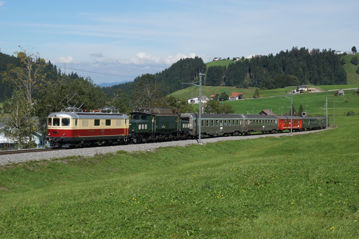 Re 4/4 I 10034 und 1020 042-6 fahren am 21.09.2013 mit einen Fotoextrazug von Biberbrugg Richtung Rothenthurm.
