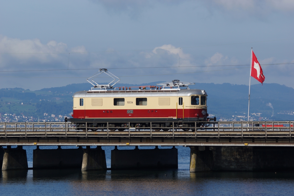 Re 4/4 I 10034 befindet sich am 21.09.2013 kurz vor Rapperswil.