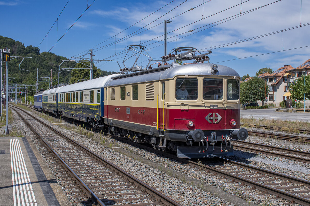 Re 4/4 I 10034 bei der Einfahrt in den Bahnhof Wettingen am 13.08.2022.