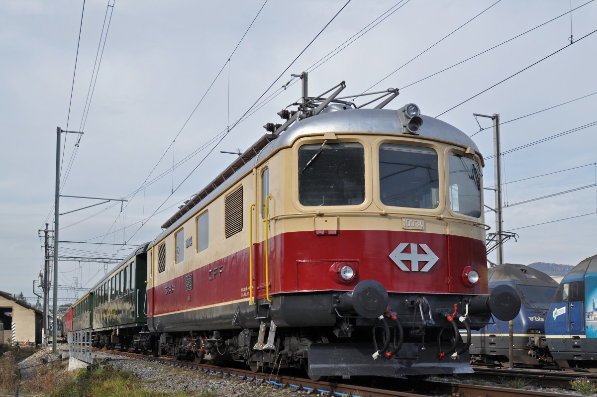 Re 4/4 I 10034 ist bereit eine Extrafahrt zu unternehmen. Der Zug steht am 13.11.2015 beim Bahnhof Sissach bereit.