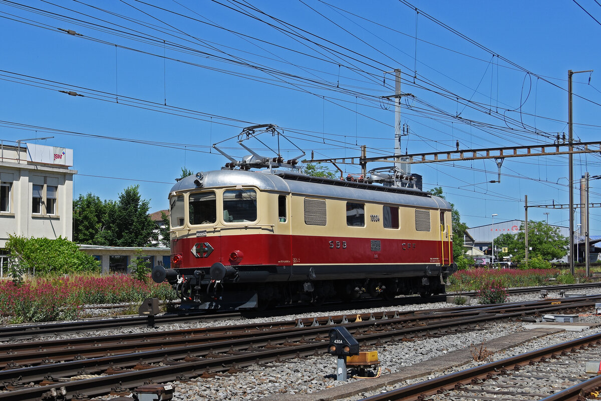 Re 4/4 I 10034 durchfährt solo den Bahnhof Pratteln. Die Aufnahme stammt vom 14.06.2021.