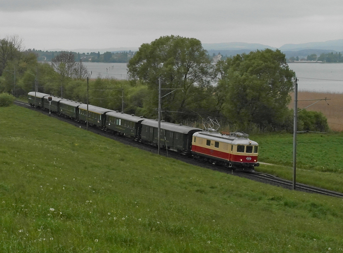 Re 4/4 I 10034 mit einem Sonderzug von Zrich nach Arbon zur Arbon-Classics 2014 am 03.05.2014 bei Triboltingen.
