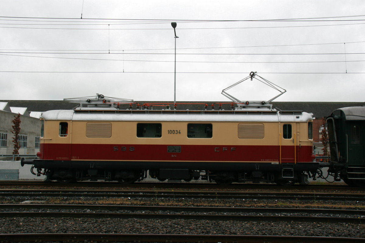Re 4/4 I 10034 steht im Rahmen der Arbon Classics mit einen Sonderzug am Bahnhof Arbon; 03.05.2014