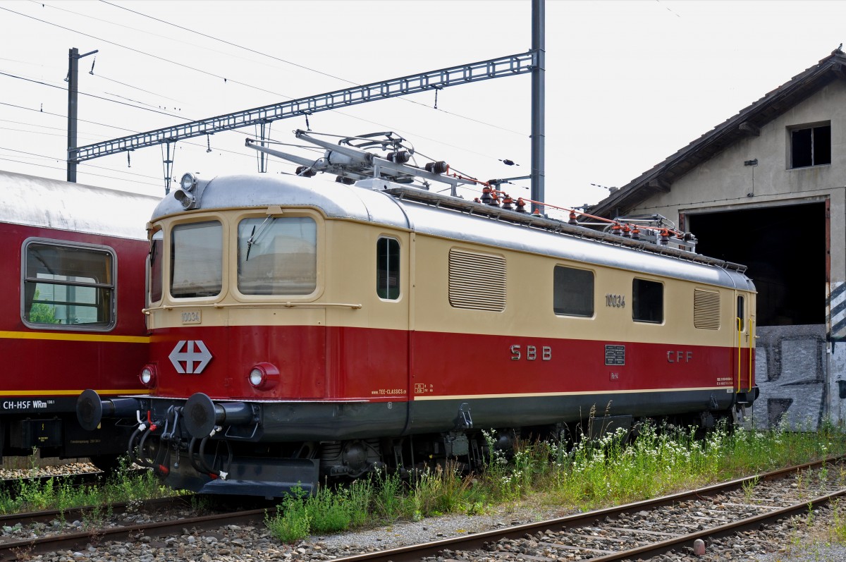 Re 4/4 I 10034 steht auf einem Nebengleis beim Bahnhof Sissach. Die Aufnahme stammt vom 22.06.2015.