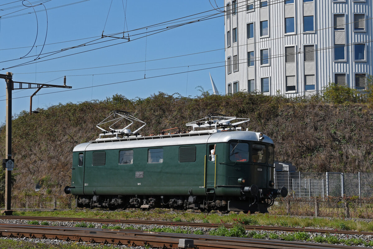 Re 4/4 I 10039 durchfährt am 20.09.2024 solo den Bahnhof Pratteln.