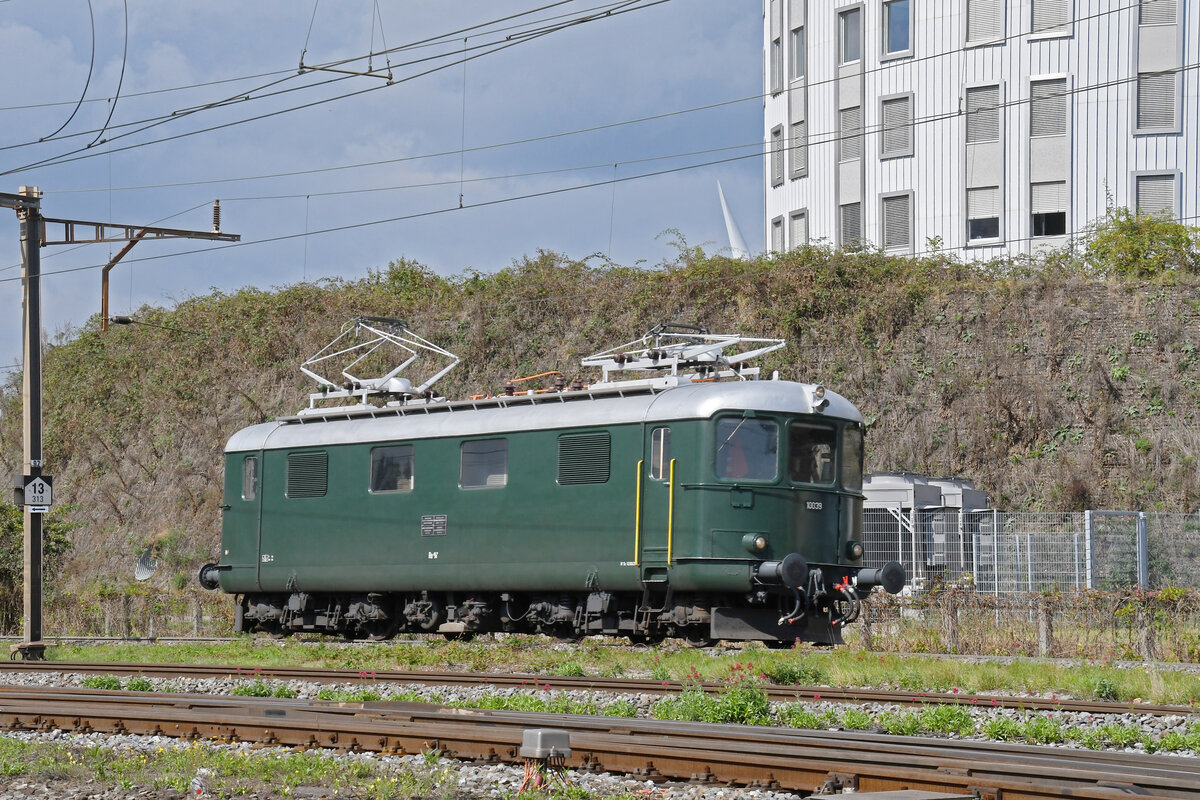 Re 4/4 I 10039 durchfährt am 24.09.2024 solo den Bahnhof Pratteln.