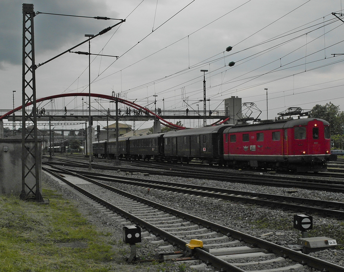 Re 4/4 I Nr. 10009 hat den von 218 387-9 nach Konstanz gezogenen Sonderzug übernommen und wird diesen über Romanshorn und Frauenfeld nach Winterthur ziehen (25.05.2015).