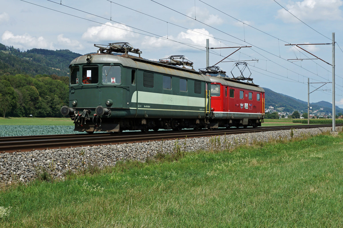 Re 4/4 I schleppt Re 4/4 I.
Die Re 416 628-6, ehemals SBB, Swiss Rail Traffic wurde am 16. August 2020 nach diversen Aufenthalten in Balsthal, Biasca und noch einmal Balsthal mit der Re 4/4 I 10009 als Zug 39069L von Oensingen nach Schwyz überführt.
Die Aufnahmen sind am 15.8.2020 in Oensingen anlässlich einer Rangierfahrt und am 16.8.2020 zwischen Oensingen und Oberbuchsiten bei der Überfuhr entstanden.
Foto: Walter Ruetsch